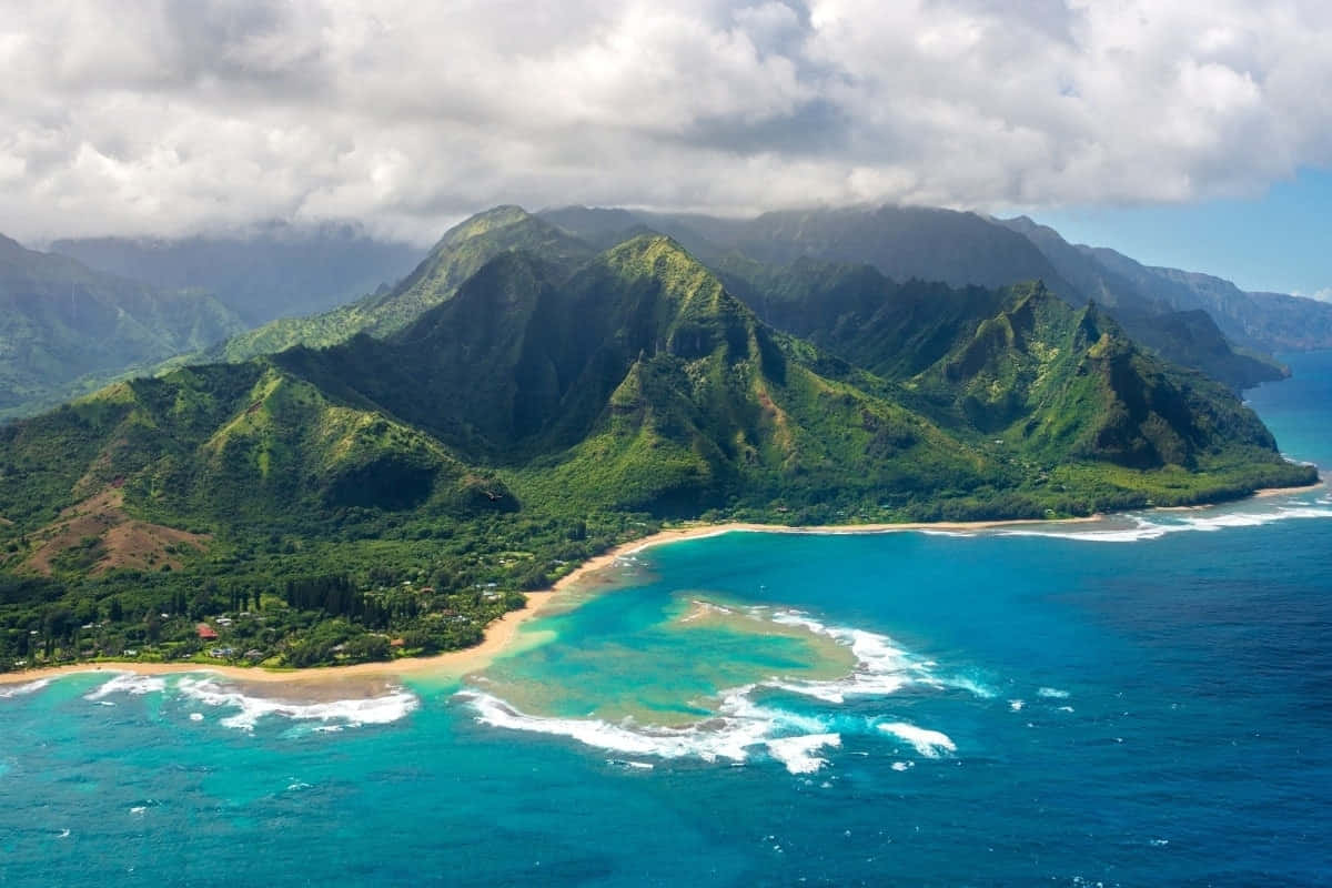 Serene Hawaiian Island Paradise Wallpaper