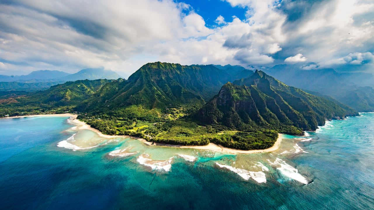 Breathtaking view of a serene Hawaiian Island surrounded by the crystal-clear ocean. Wallpaper