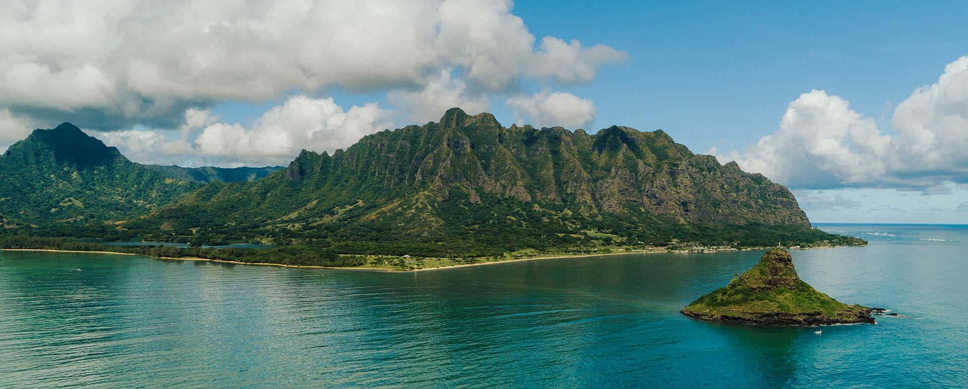 Adembenemend Uitzicht Op Een Hawaiiaans Eiland Omringd Door Kristalhelder Oceaanwater Achtergrond