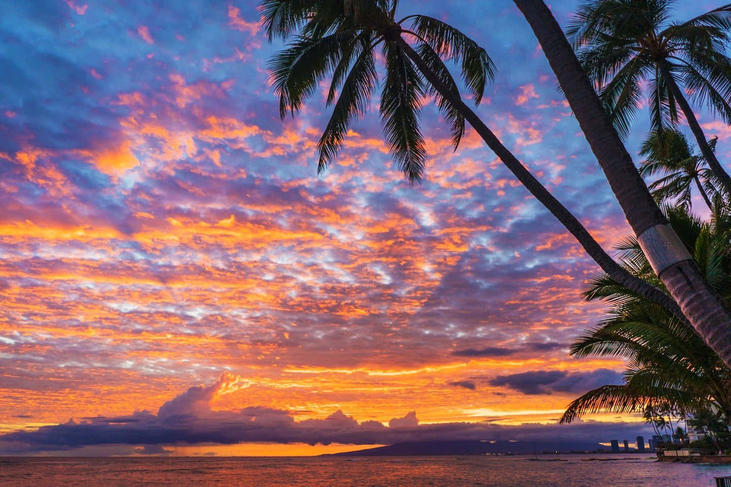 Immaginidel Tramonto Hawaiano Con Nuvole Arancioni.