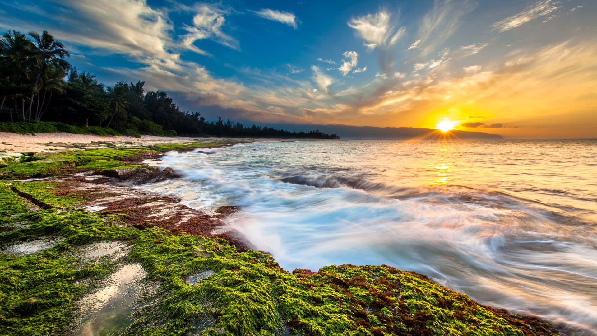 Einruhiger Sonnenuntergang, Betrachtet Von Den Malerischen Ufern Von Hawaii.