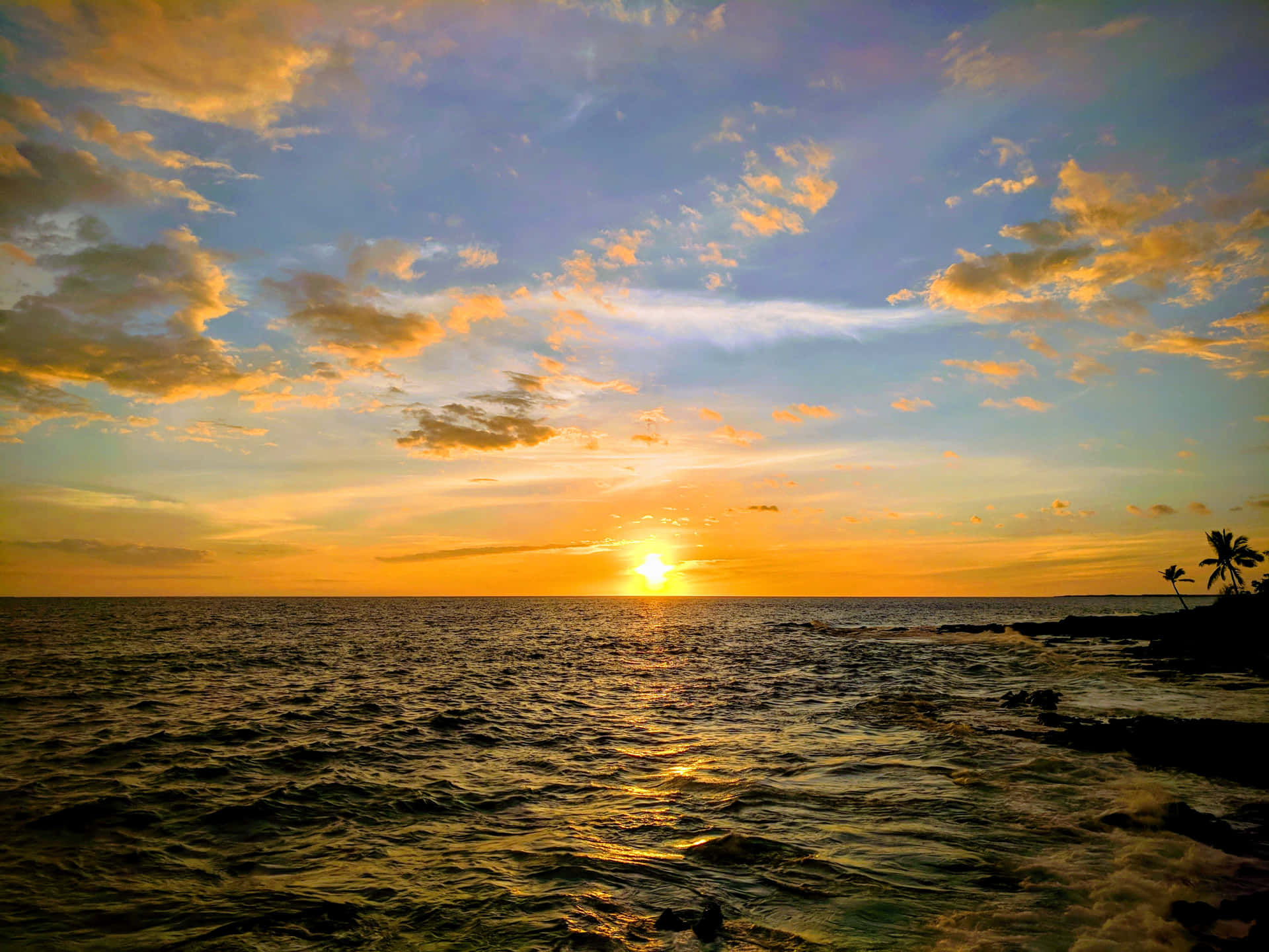 Hawaiiansksolnedgång På Havet Bilder