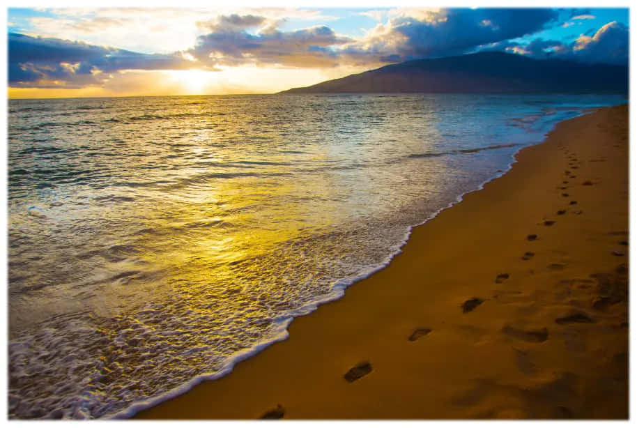 Hawaiiansonnenuntergang Strand Sand Bilder