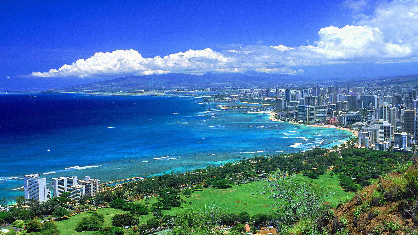 Hawaiiblå Himmel Waikiki Strand. Wallpaper