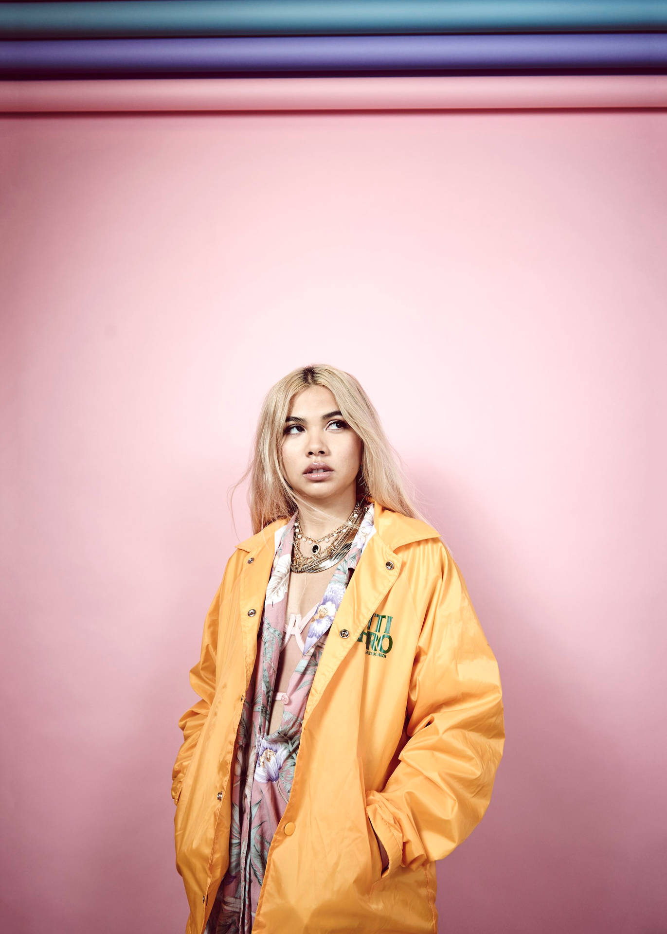 Cappotto Giallo Hayley Kiyoko Sfondo