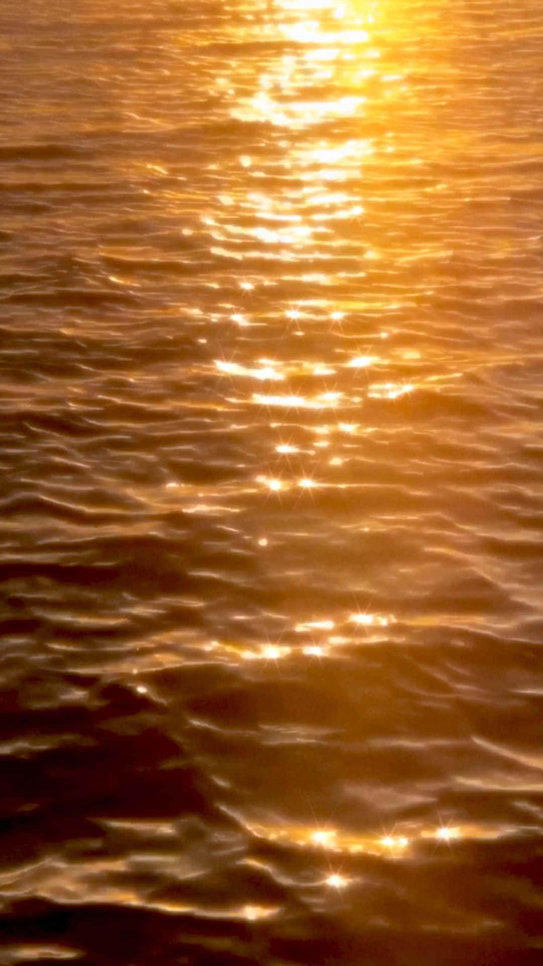 Ensolnedgång Över Vattnet Med Solen Som Skiner På Det.