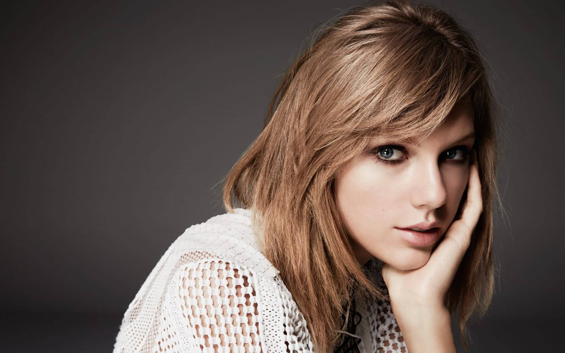 Taylor Swift glows in Hazelnut Brown Hair Wallpaper