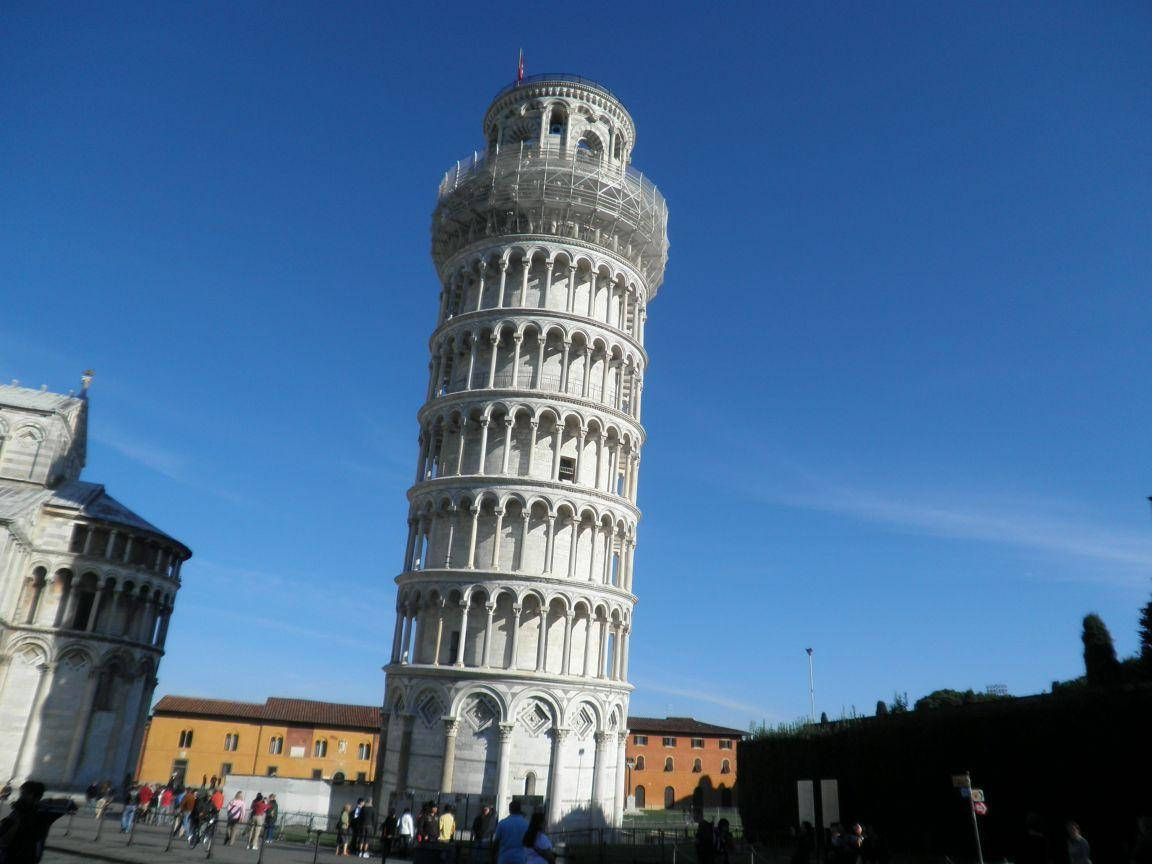 Hazy Leaning Tower Of Pisa Wallpaper