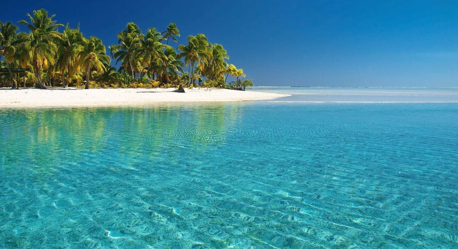 Einidyllischer Strand Mit Azurblauem Wasser Und Weißem Sand.