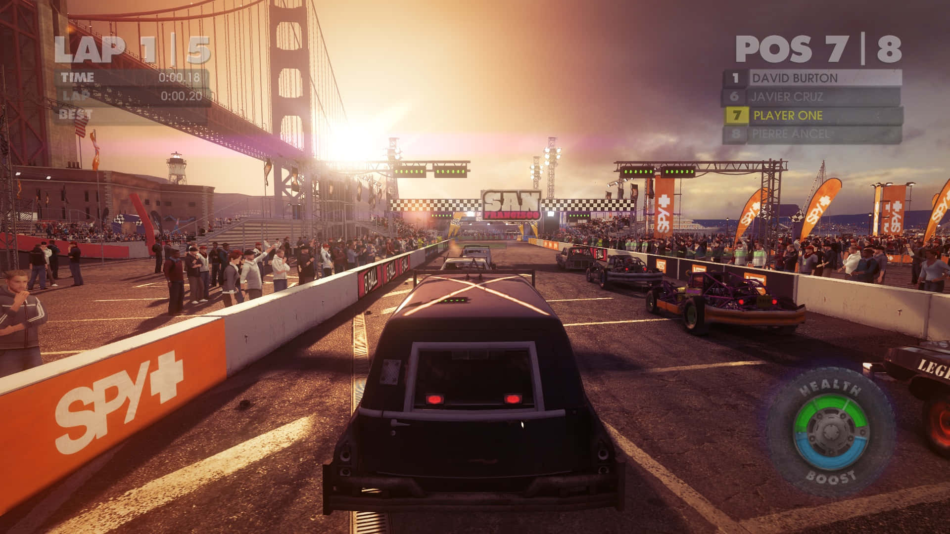et screenshot af et racer spil med biler og mennesker