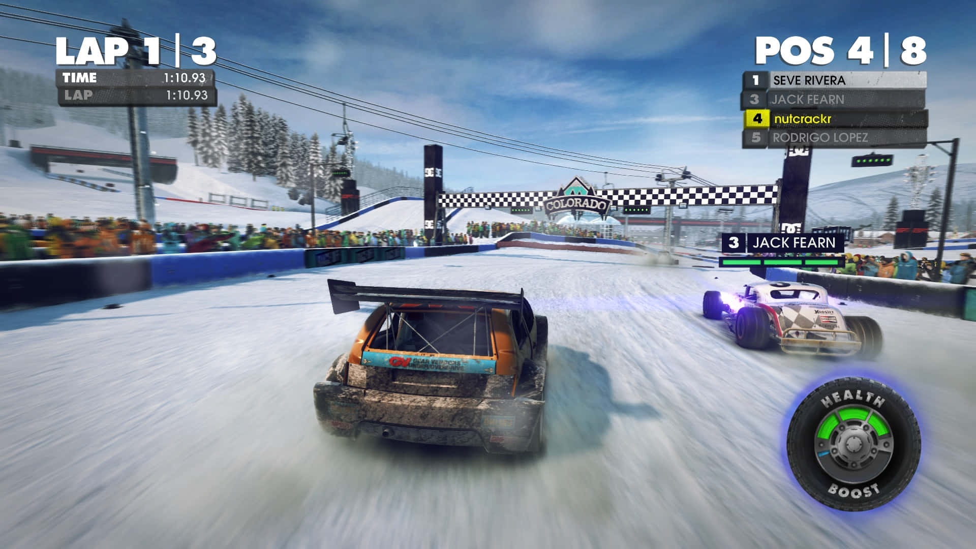 Et spil med bilkørsel ned ad en snefuld vej