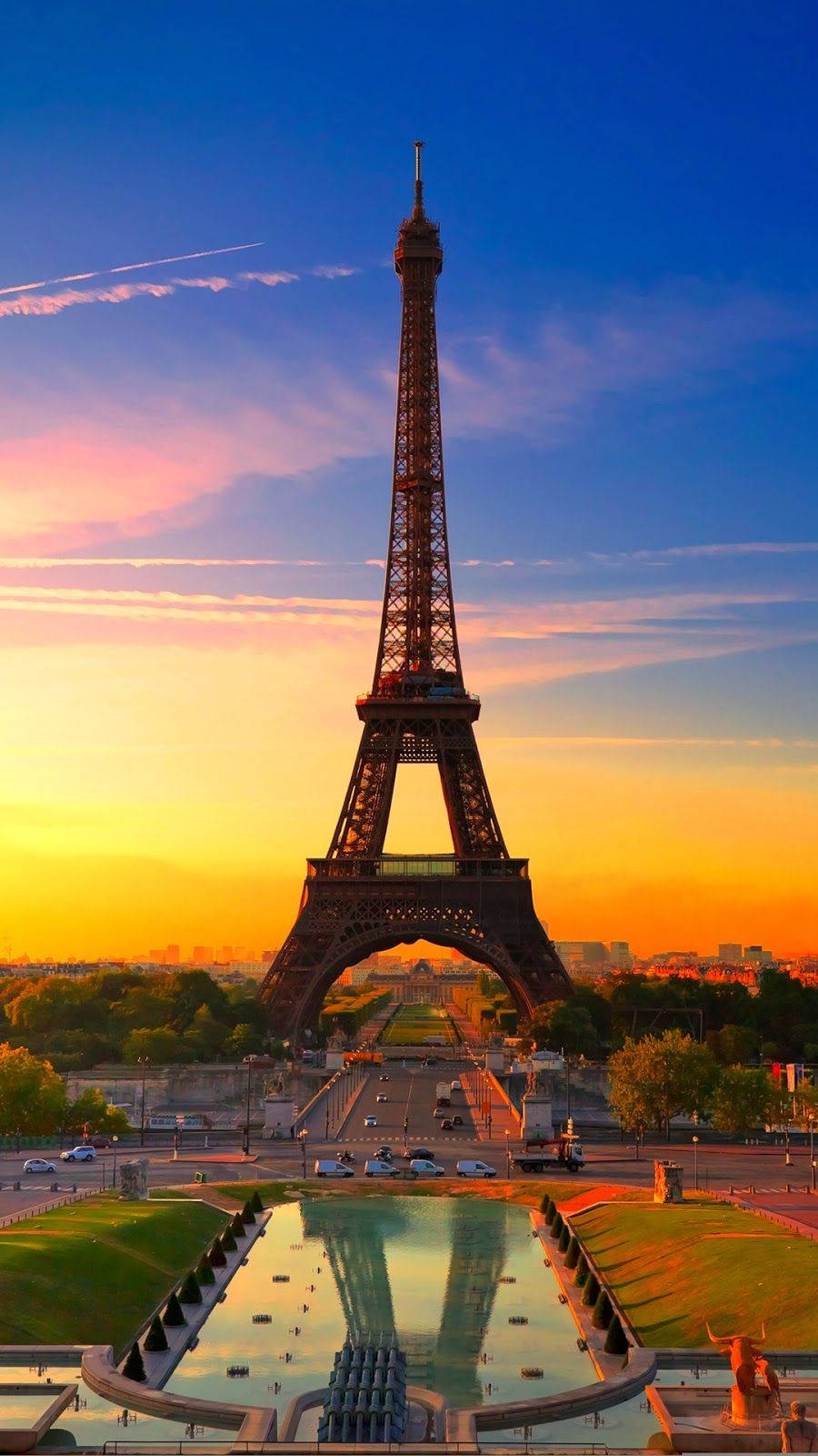 HD wallpaper of Eiffel Tower at Paris during sunset. 