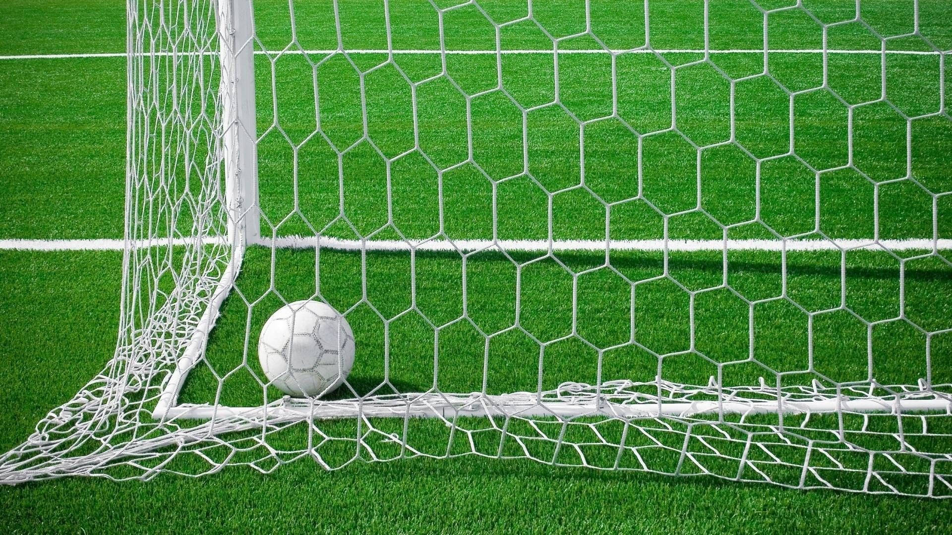 HD Fodbold Netværks Tapet: Se bolde spredt over hele netværket. Wallpaper