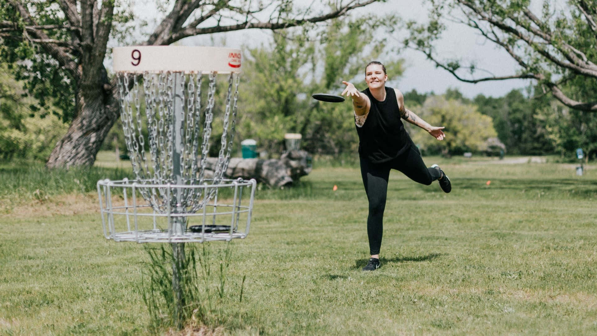 Unamujer Está Lanzando Un Frisbee En Un Campo.