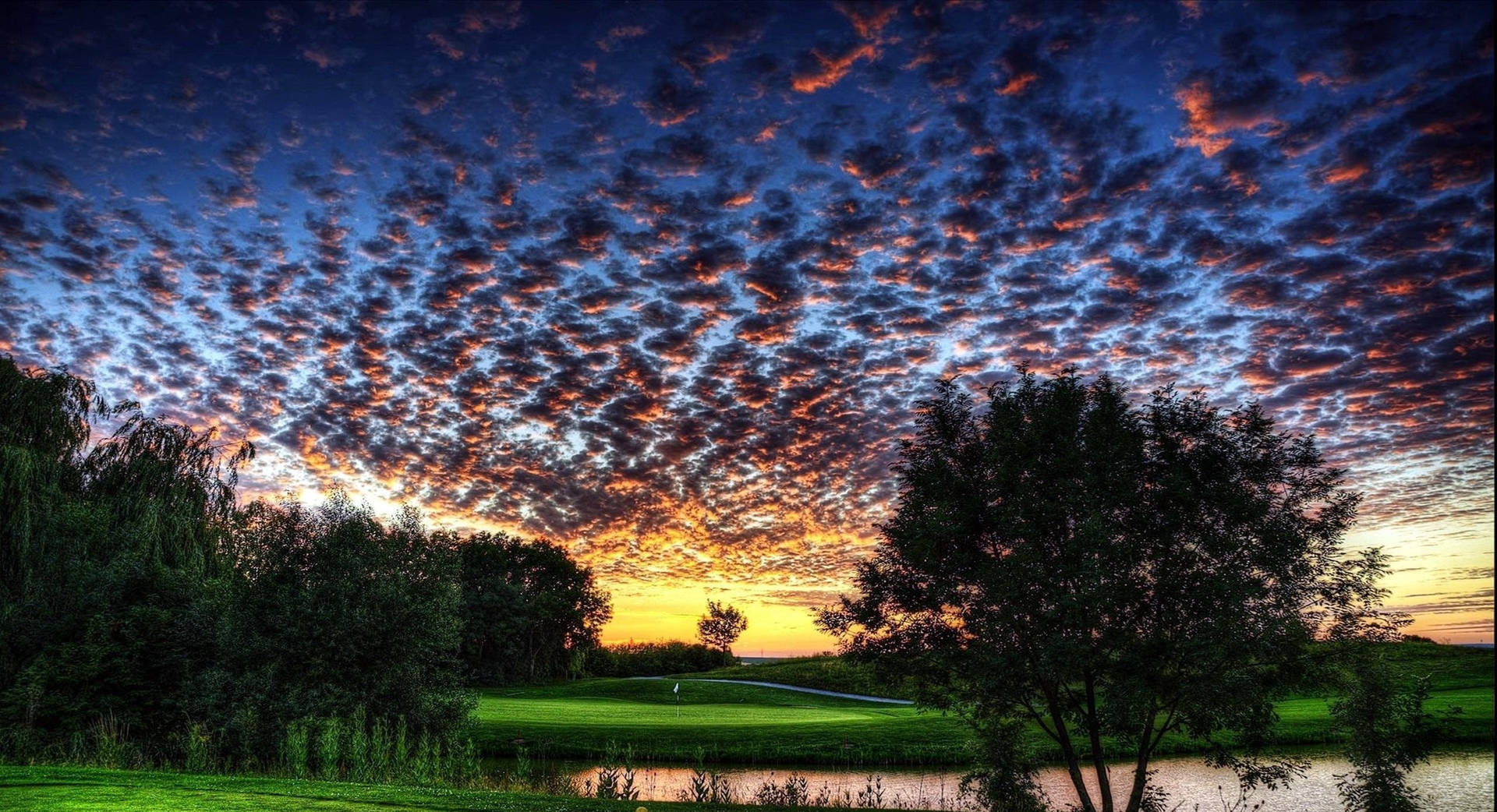 Einsonnenuntergang Über Einem Golfplatz Wallpaper