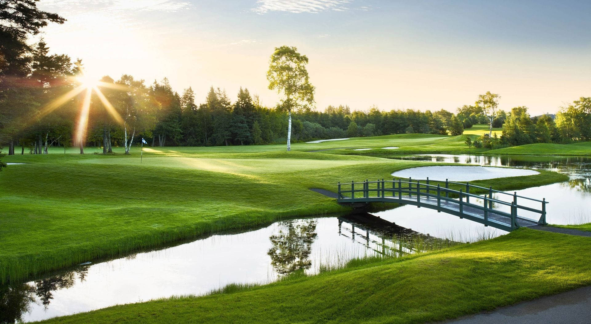 Golferverfolgen Ihren Traum Bei Einem Wunderschönen Golfspiel Im Freien. Wallpaper