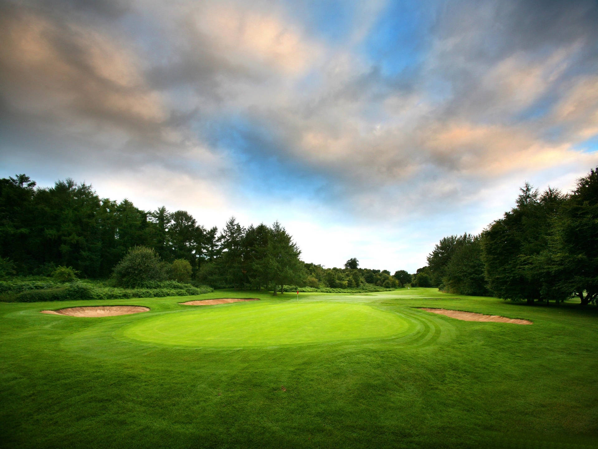 En slående naturskøn luftfoto af en golfbane. Wallpaper
