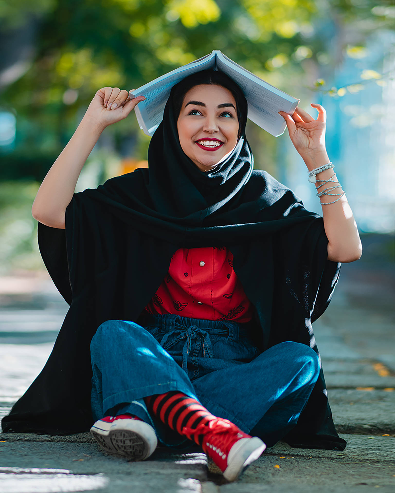 Hdislamische Frau In Schwarzer Hijab Wallpaper