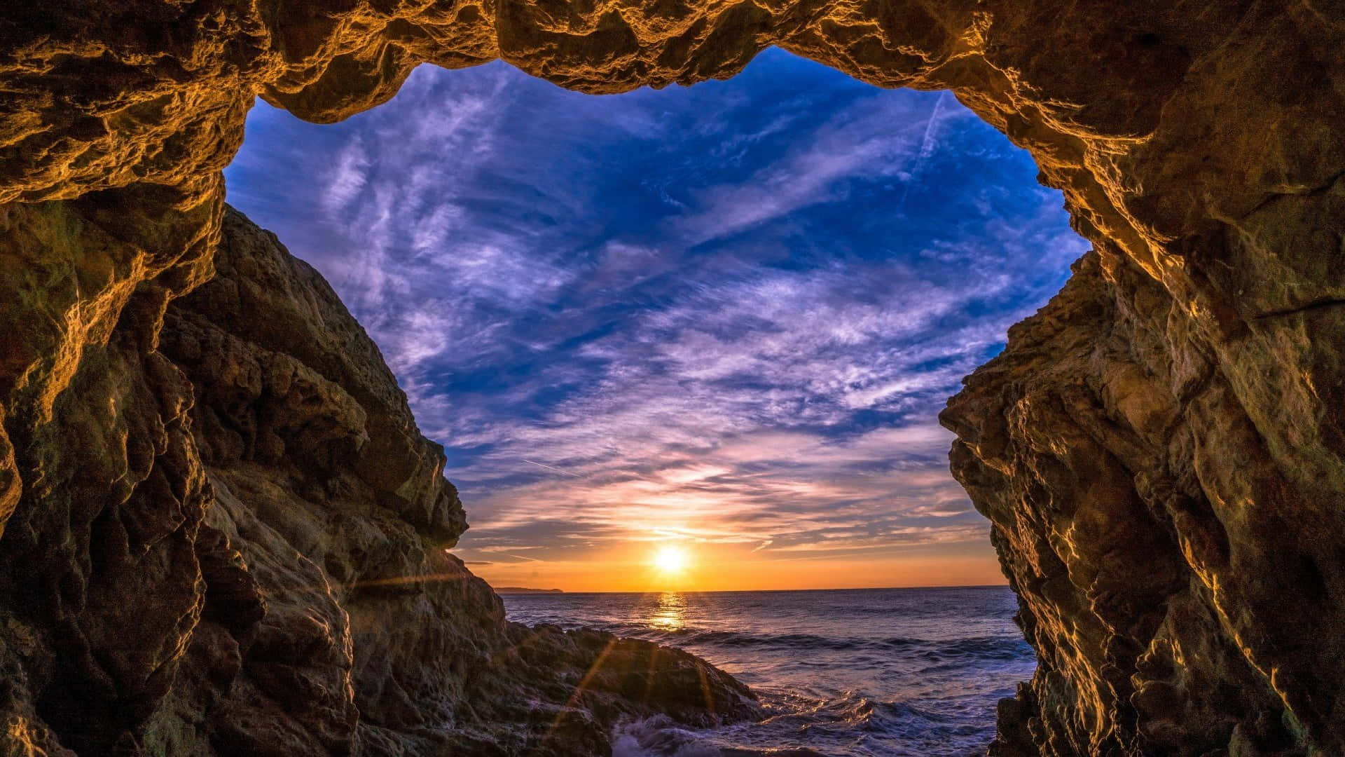 Njutav En Förtrollande Solnedgång I Malibu, Kalifornien.