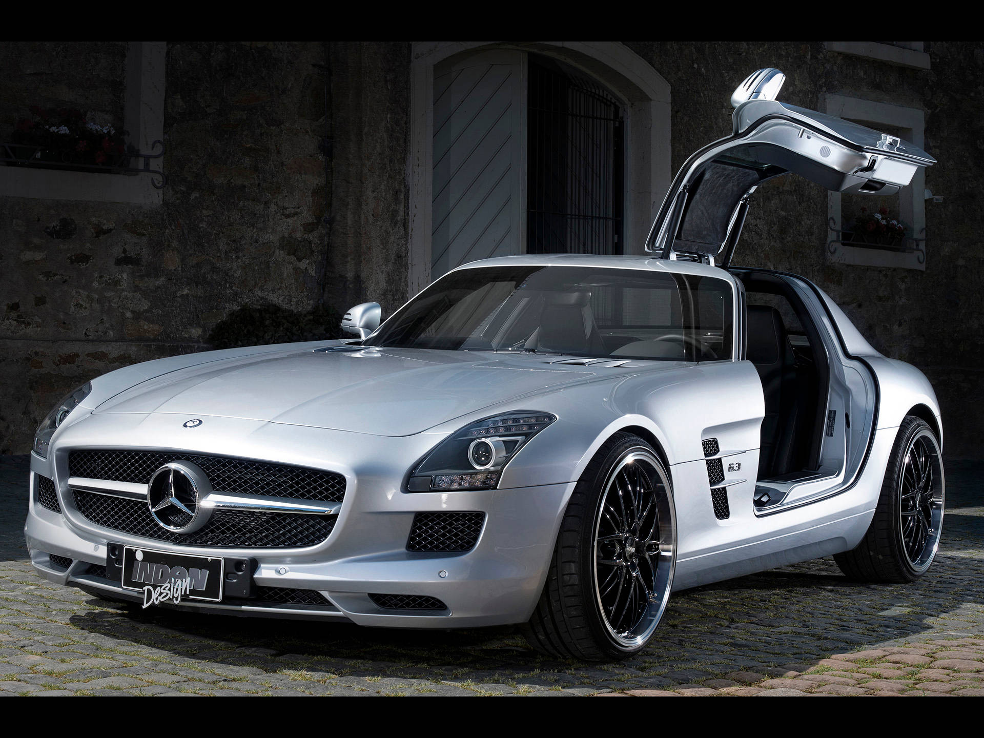 HD Mercedes i sølvfarvet maling på sort baggrund Wallpaper