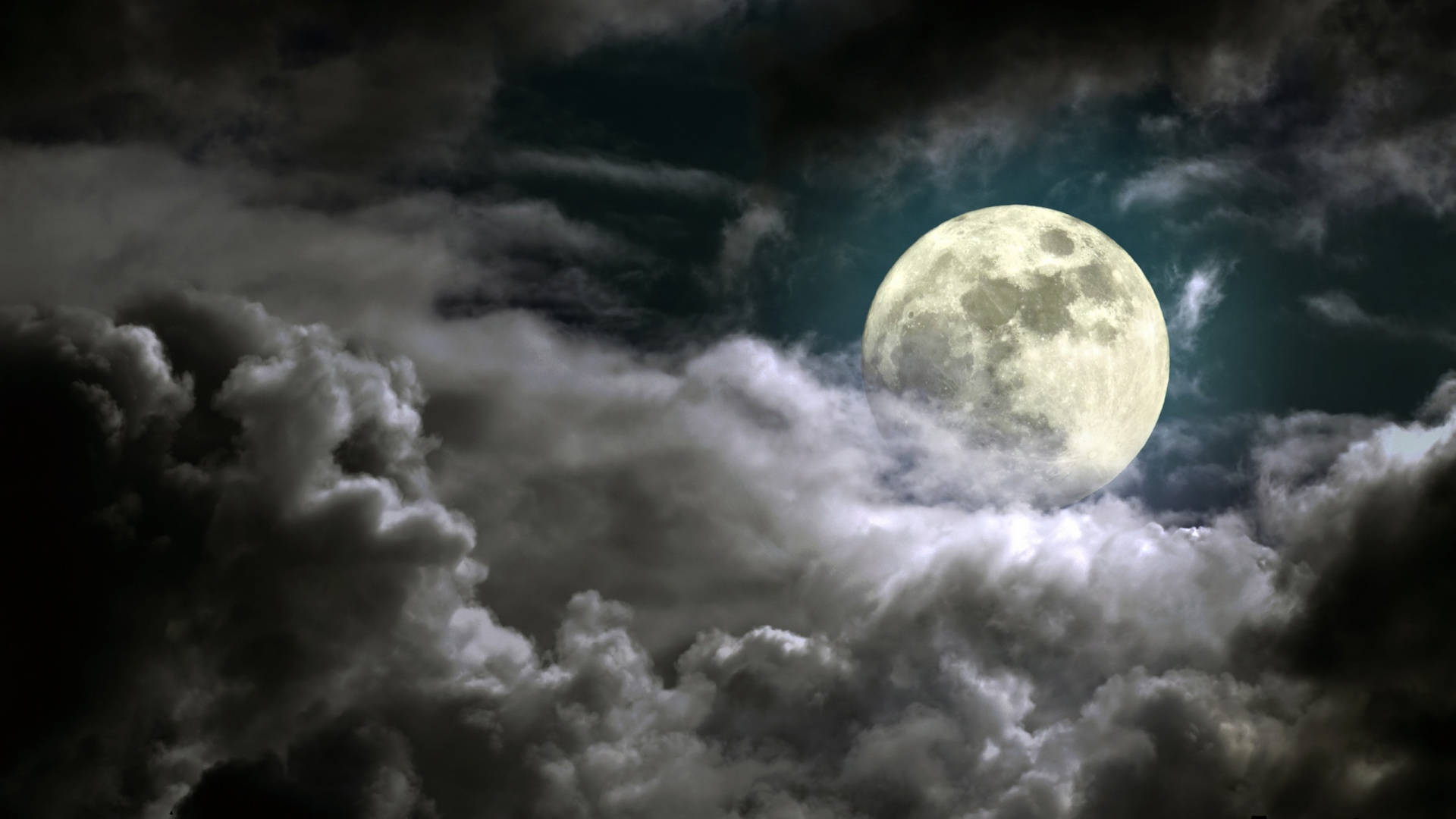 Fondode Pantalla Hd De La Luna Entre Las Nubes. Fondo de pantalla