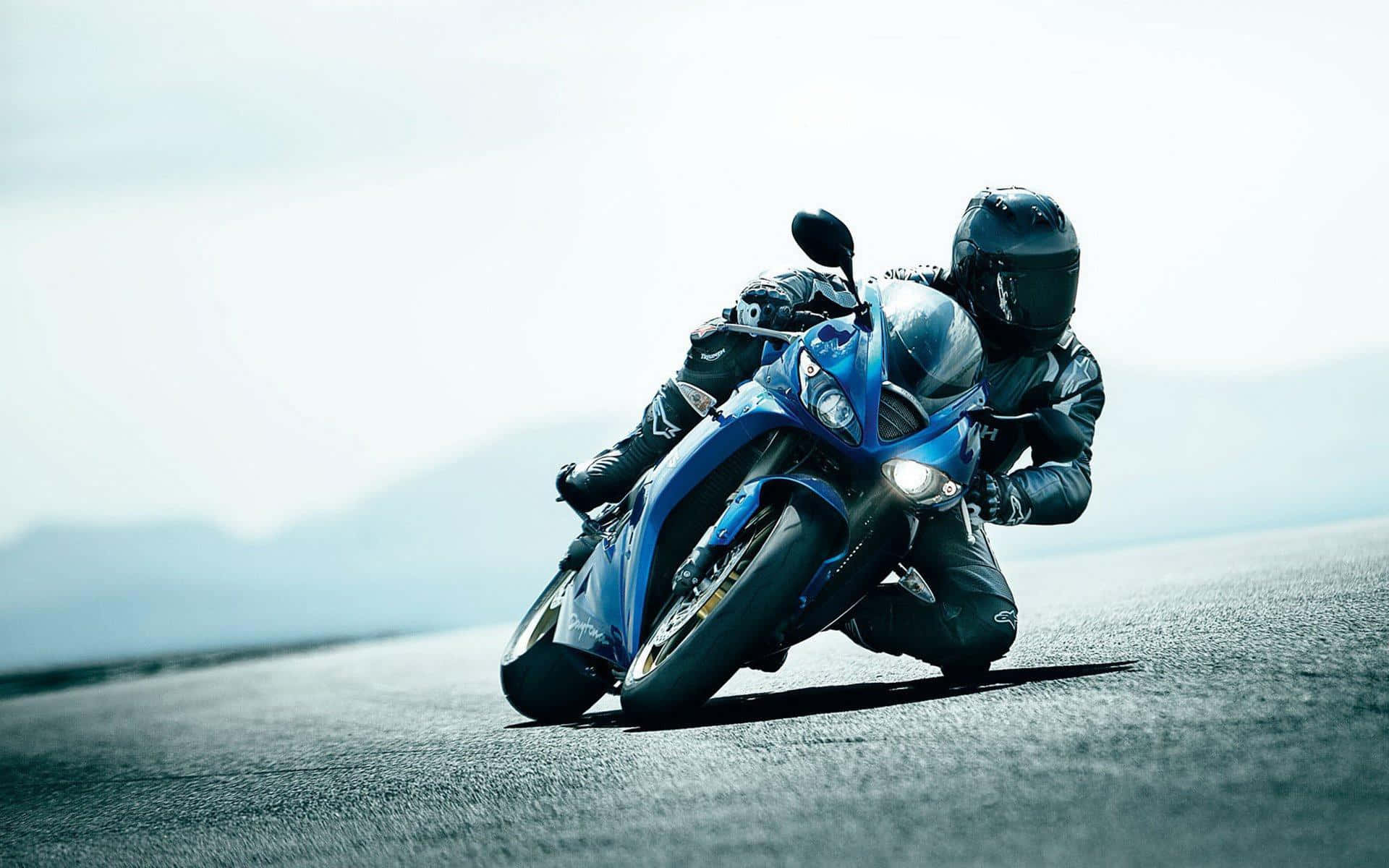 Føl friheden af den åbne vej på et HD-motorcykel-tapet. Wallpaper