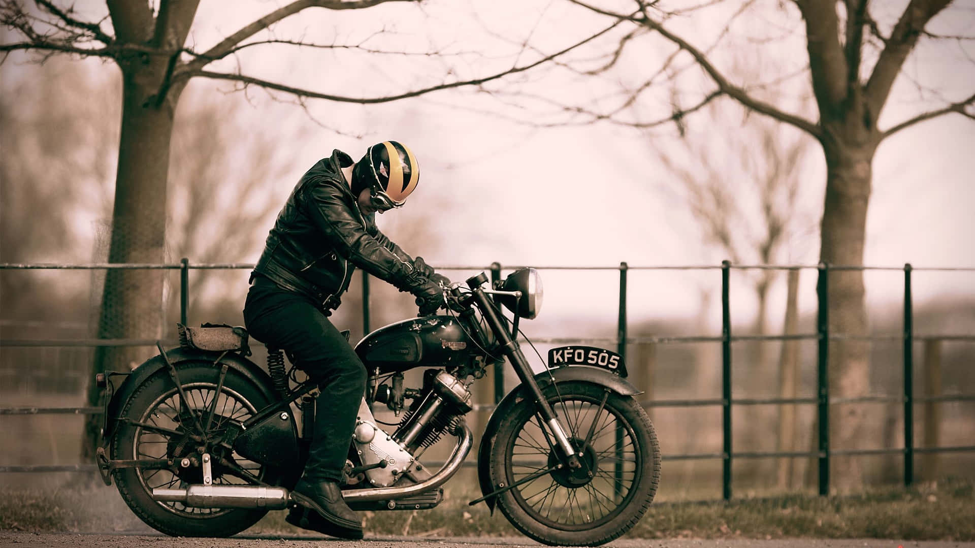Navegandopor El Pavimento En Una Harley Davidson V-rod Fondo de pantalla