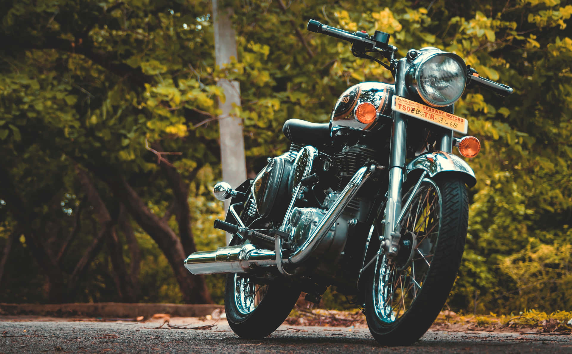 Kør gennem byen i stil på en HD motorcykel-tapet. Wallpaper