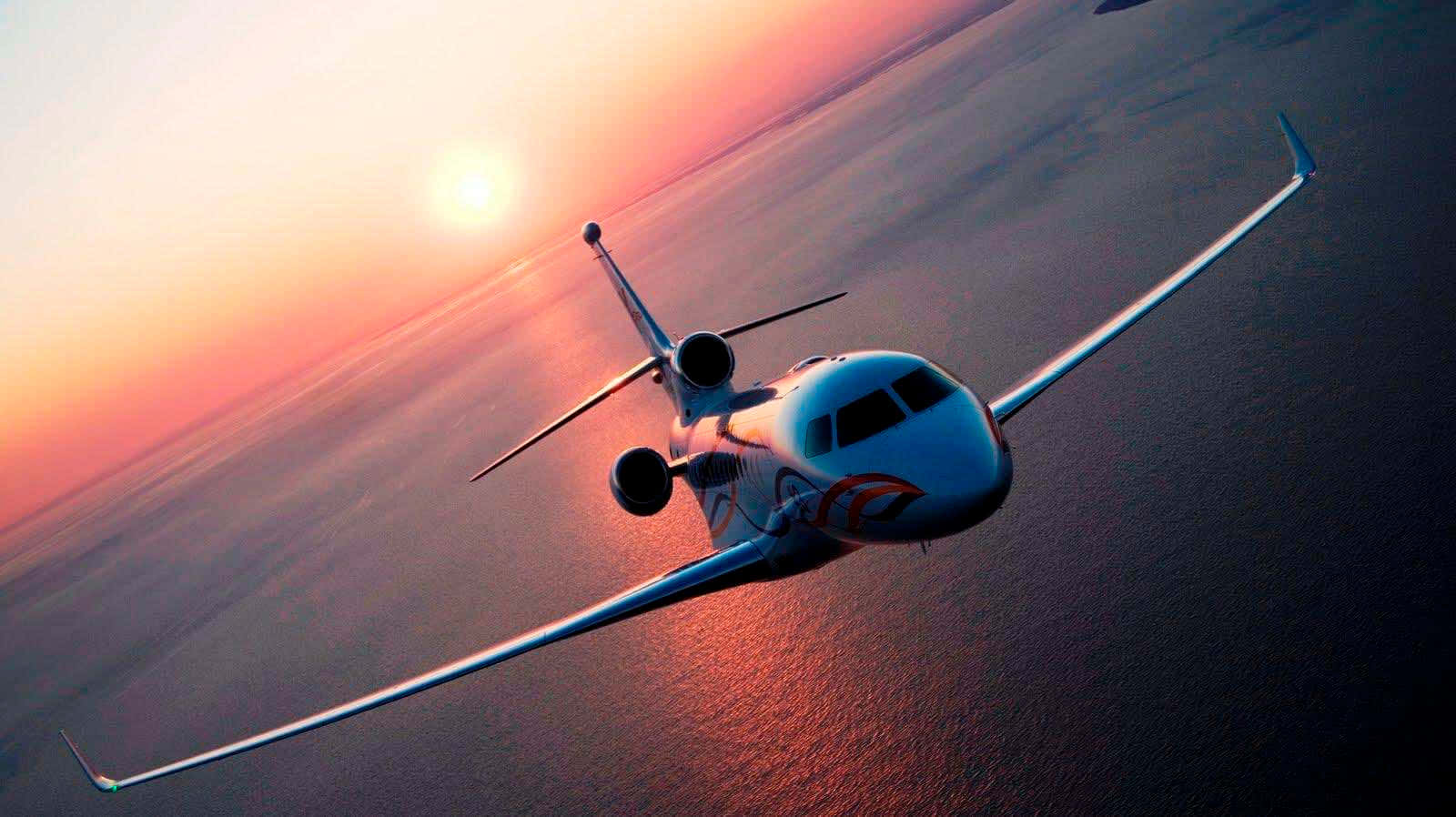 Espíritude Vuelo: Una Impresionante Imagen De Alta Definición De Un Avión Comercial Despegando.