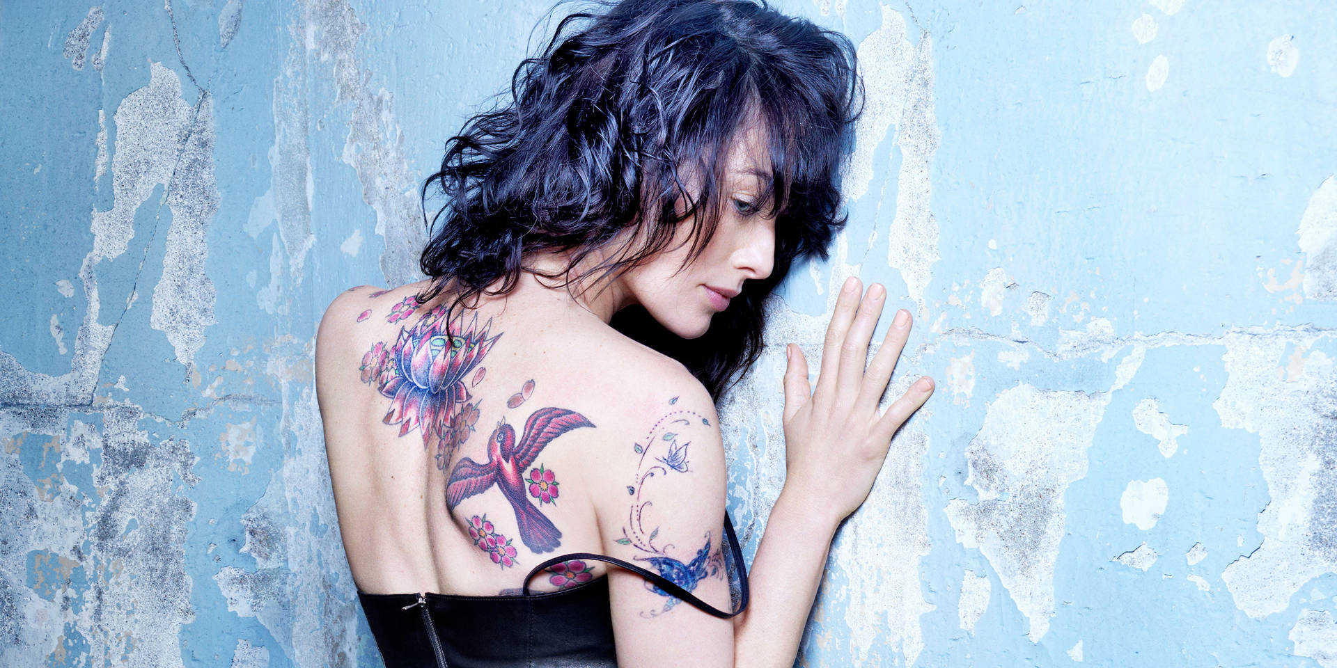 Arteaffascinante: Un Intricato Tatuaggio Hd Su Una Donna Sfondo