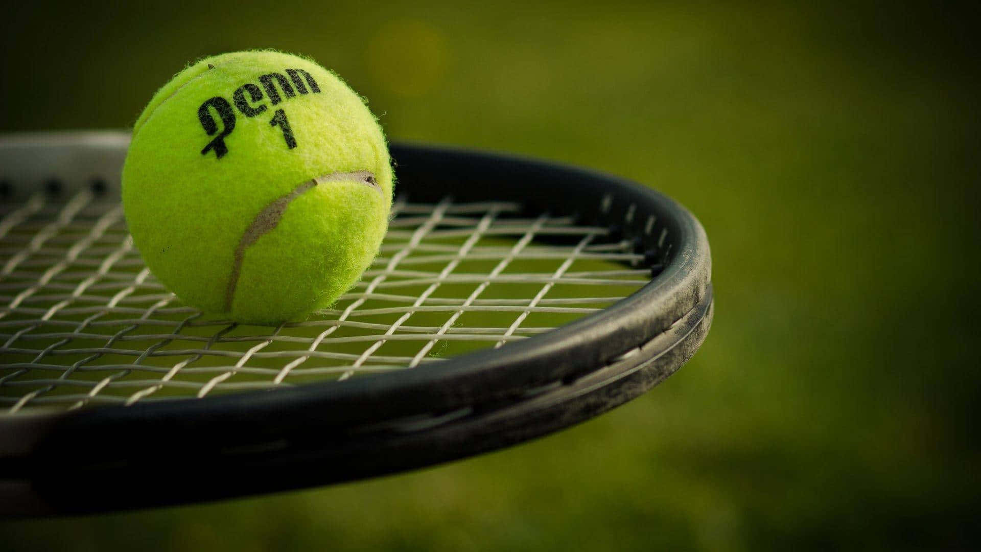 Hdgelber Tennisball Auf Racket-hintergrund