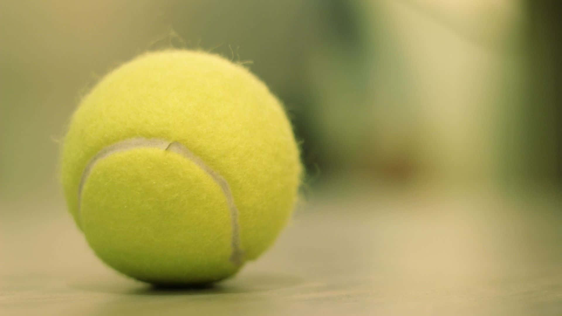 En tennisbold ligger på et bord.