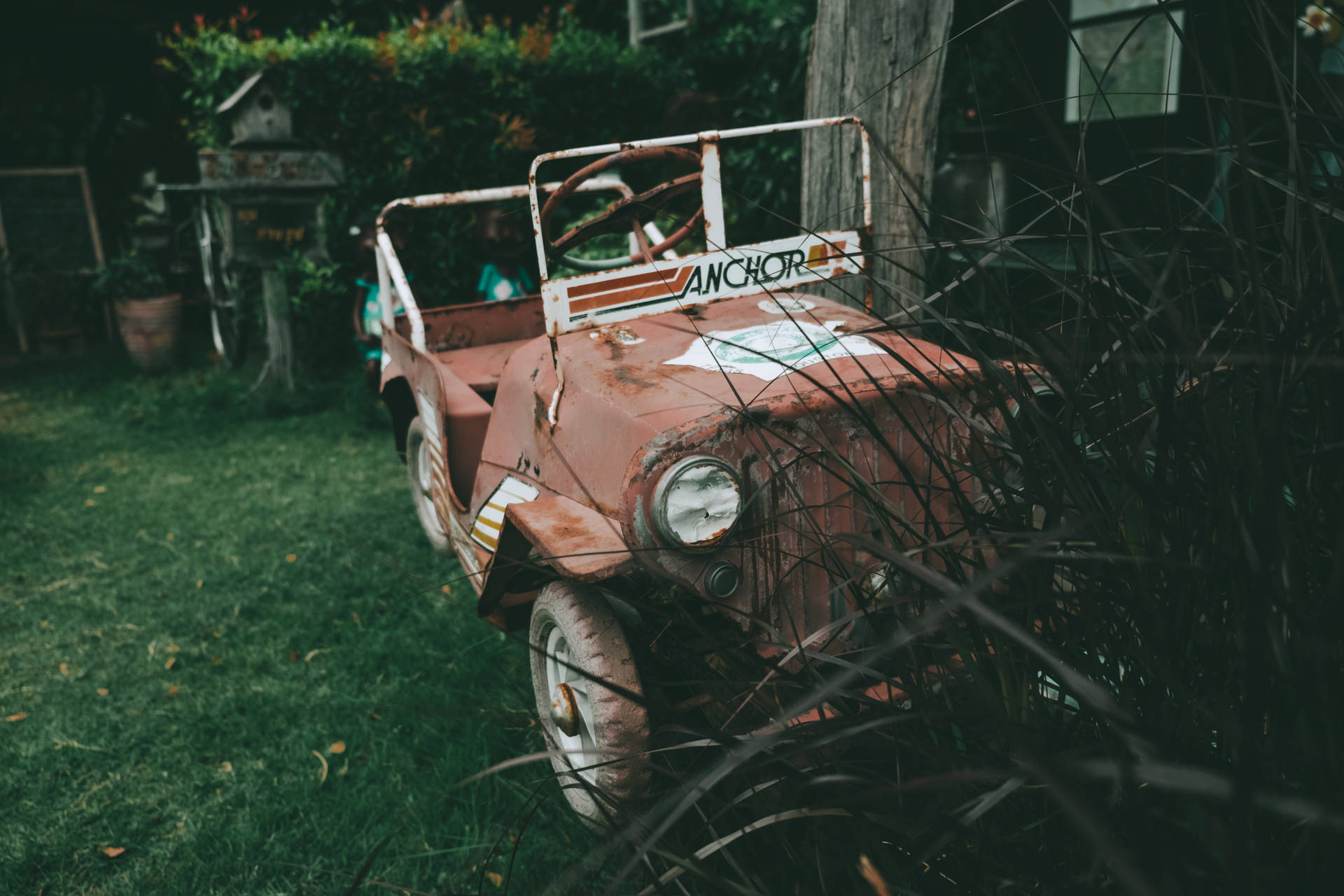 Hd Vintage Car Parked In Garden Wallpaper