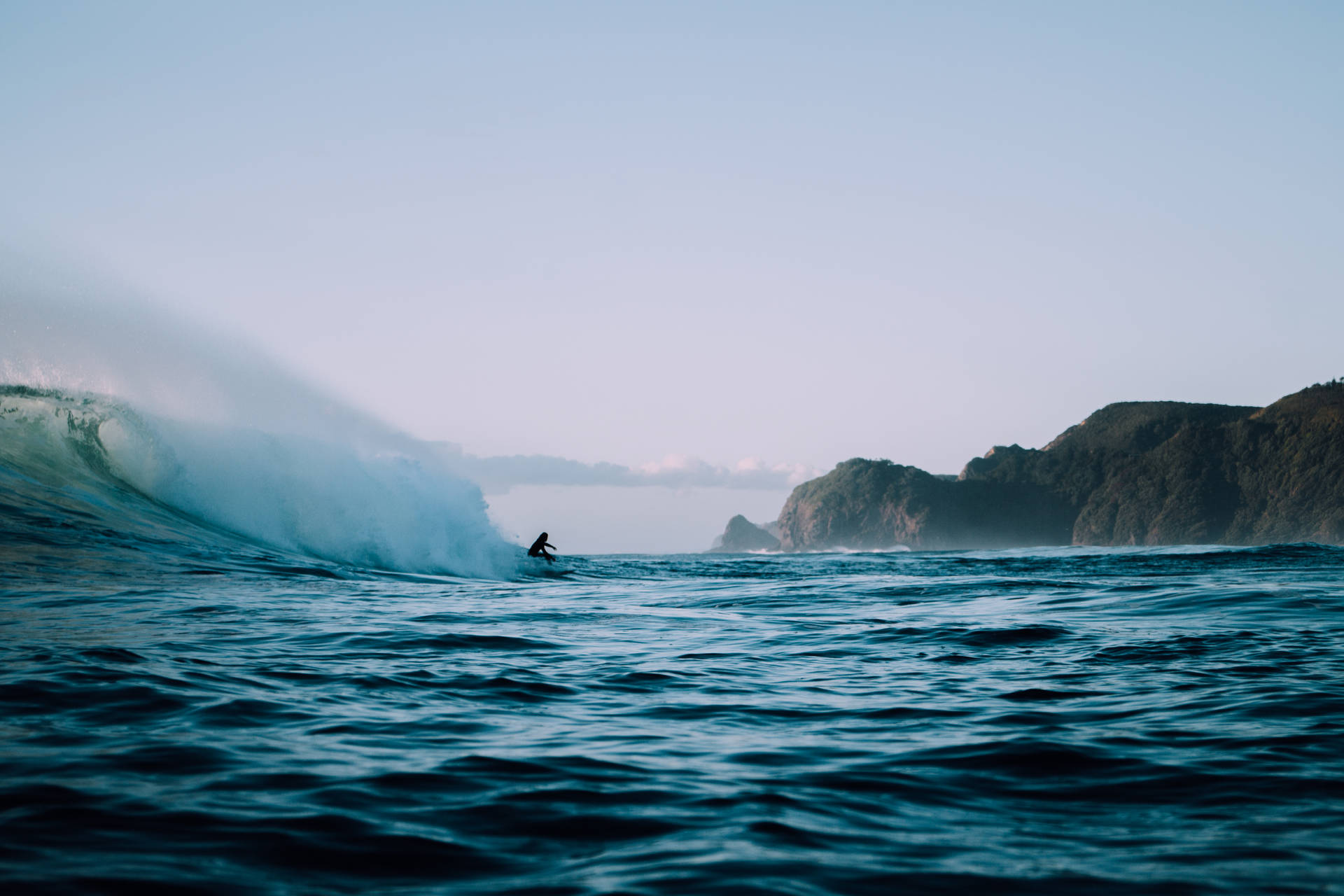 HD Vand Surfing i et naturligt miljø Wallpaper