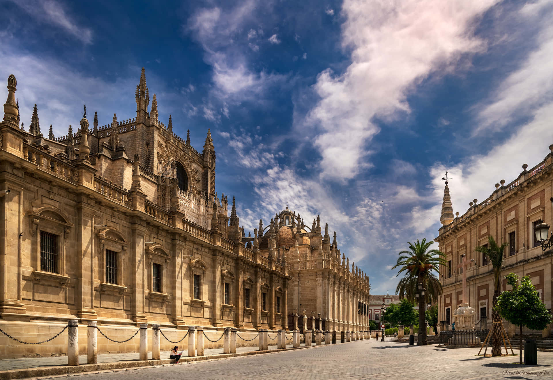 HDR Foto af Seville Cathedral under den blå himmel Wallpaper
