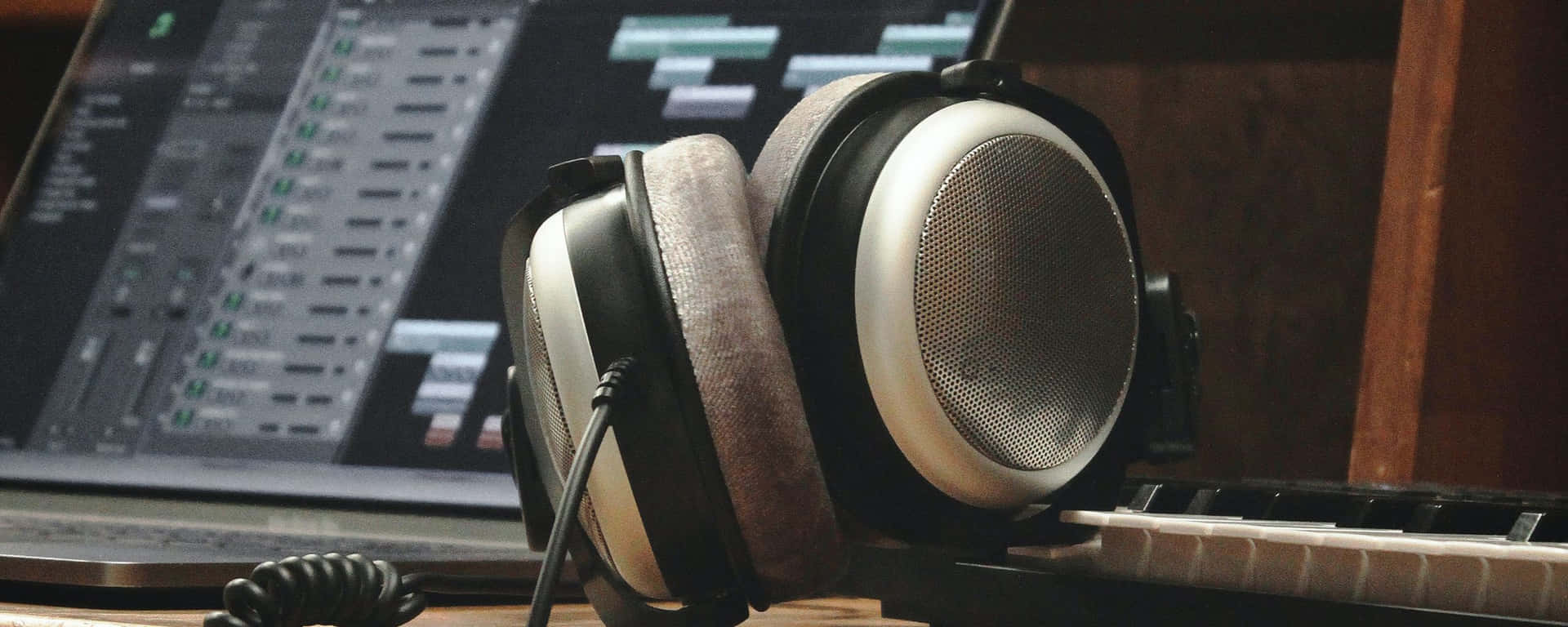 Sintonizay Enciende Con Auriculares Y Una Computadora Portátil. Fondo de pantalla
