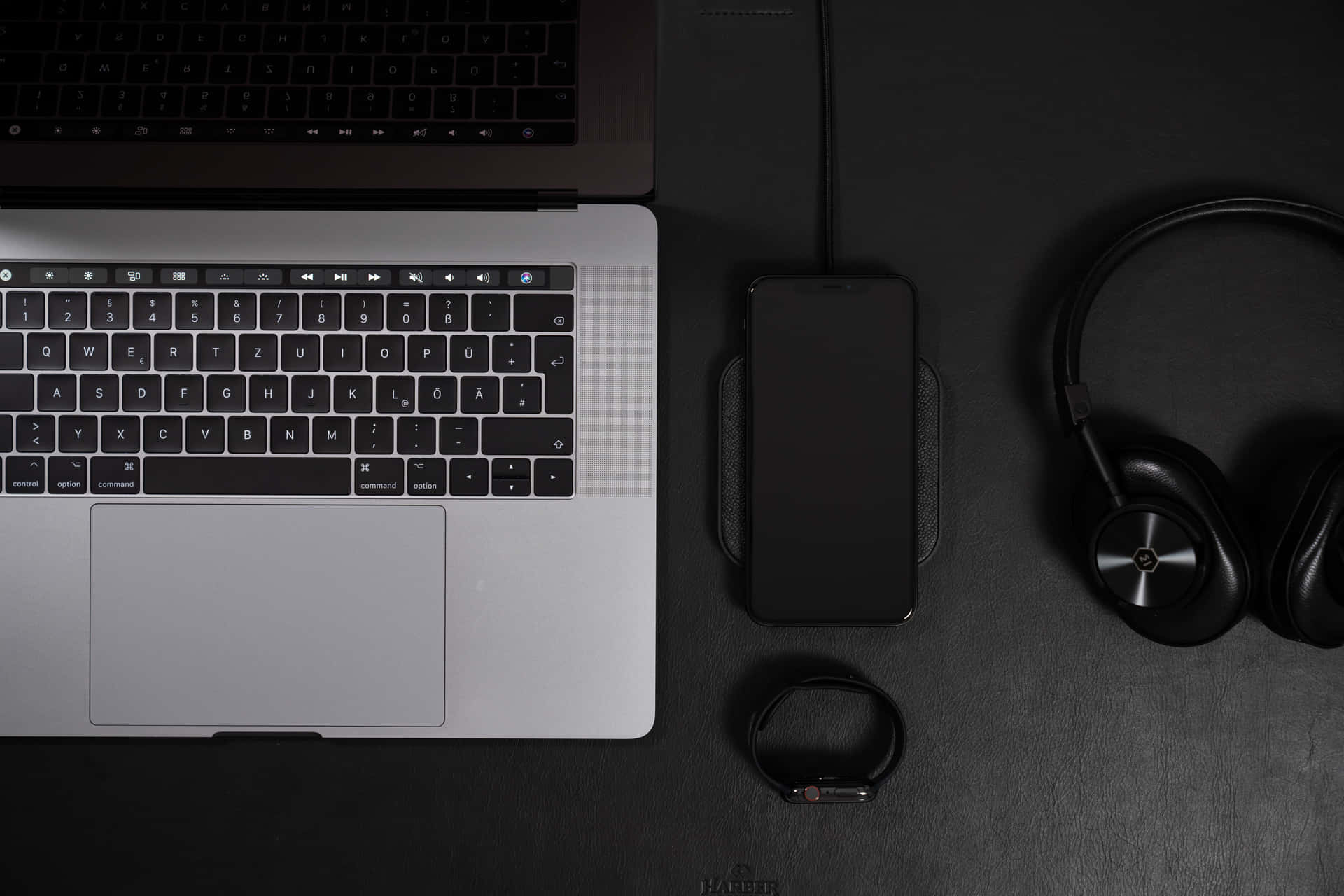 Bringing the beat to you - Enjoying music with your laptop and headphones. Wallpaper