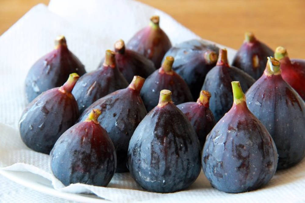 Healthy Black Figs On A Plate Wallpaper