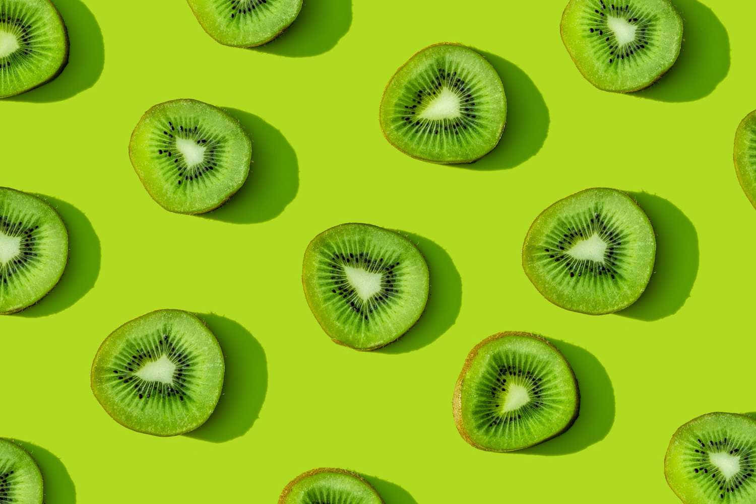 Kiwifruktskivorpå En Grön Bakgrund