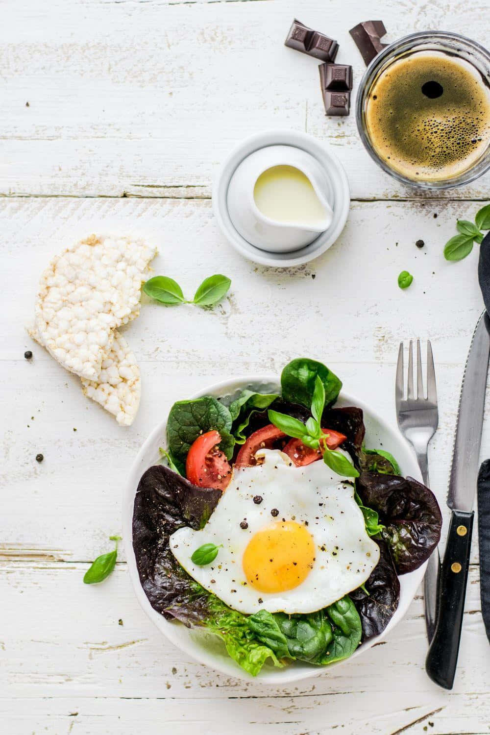Ensaladade Comida Saludable Con Huevo En Una Imagen De Madera Blanca.