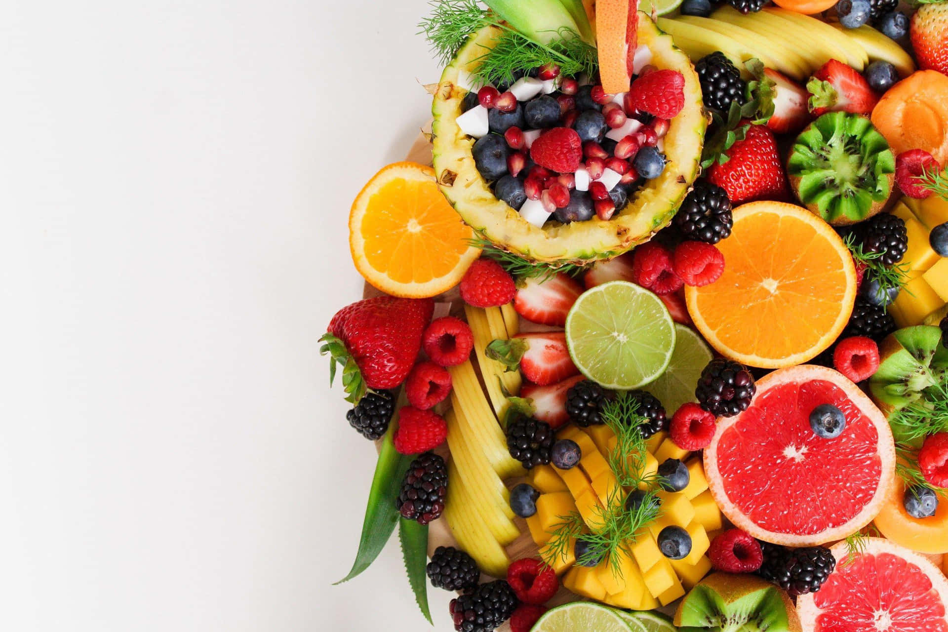 Gesundesessen: Haufen Von Früchten Auf Weißem Bild