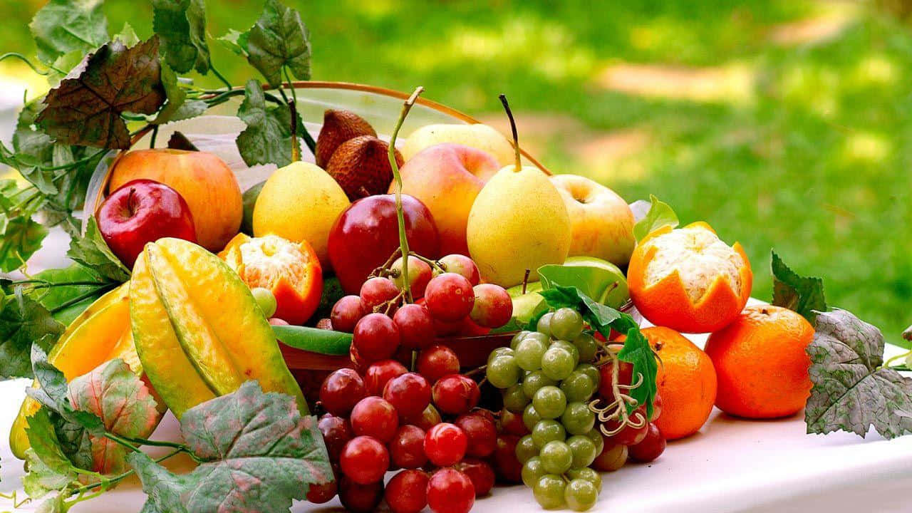 Imagende Frutas De Alimentos Saludables En Campo De Hierba