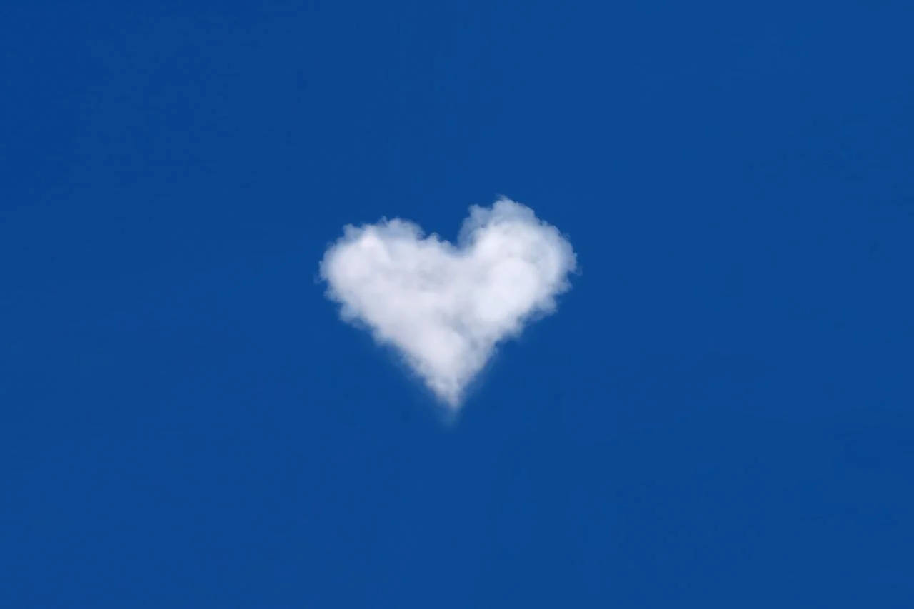 Nubeen Forma De Corazón Sobre Un Cielo Azul. Fondo de pantalla