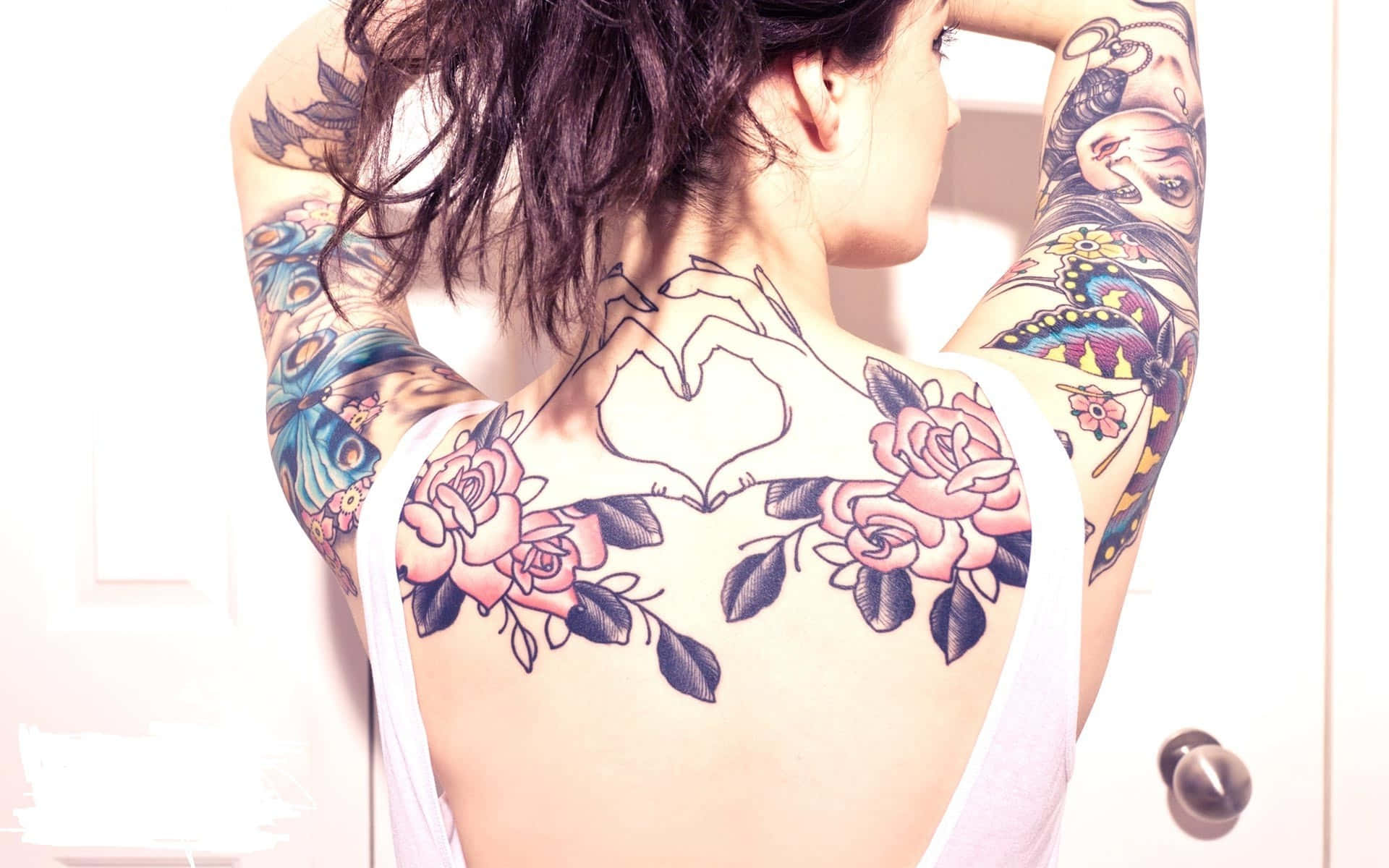 Hjärtahands Tatuering På Nacken. Wallpaper