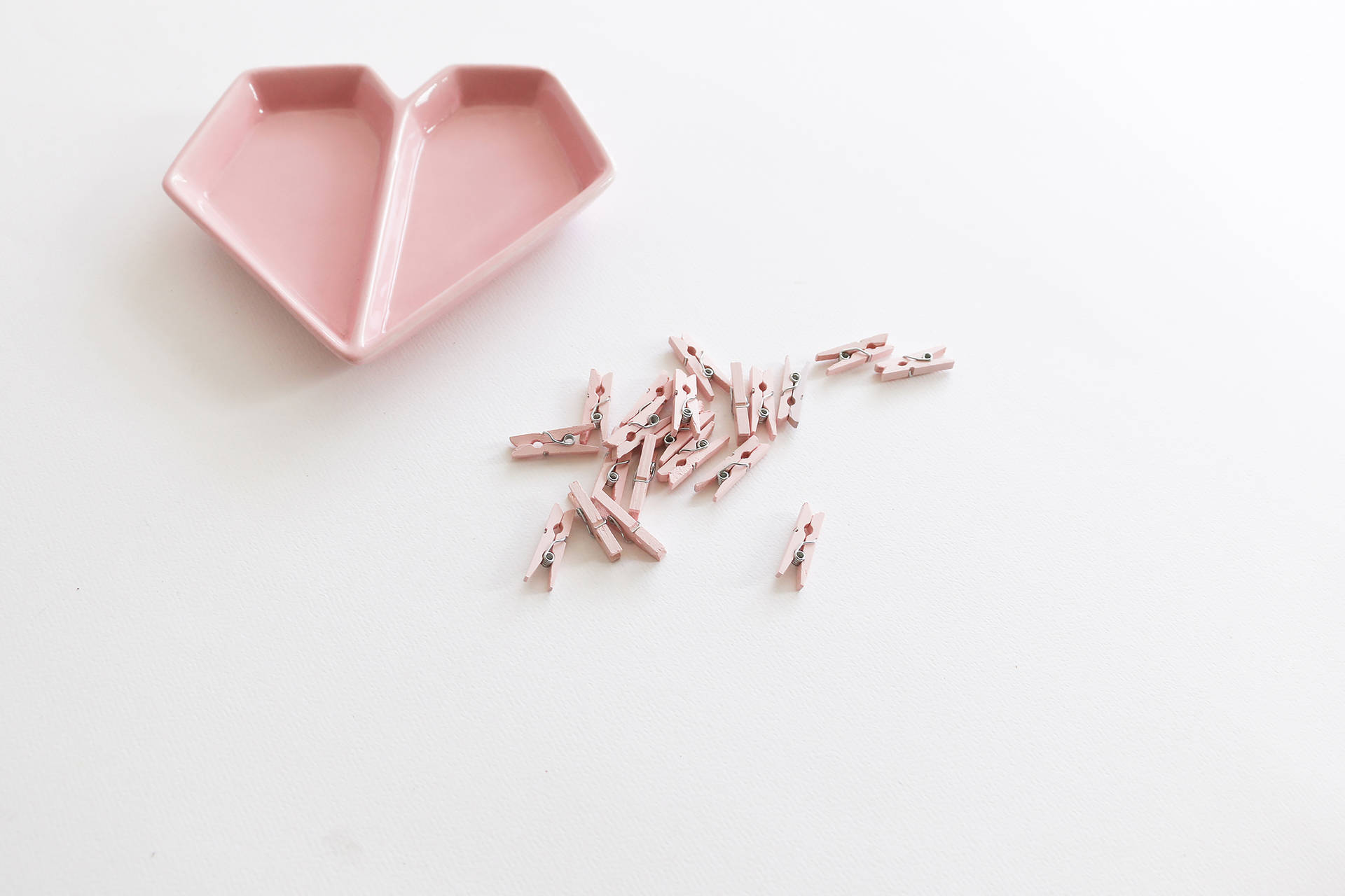 Heart-shaped Plate Aesthetic Pink Desktop