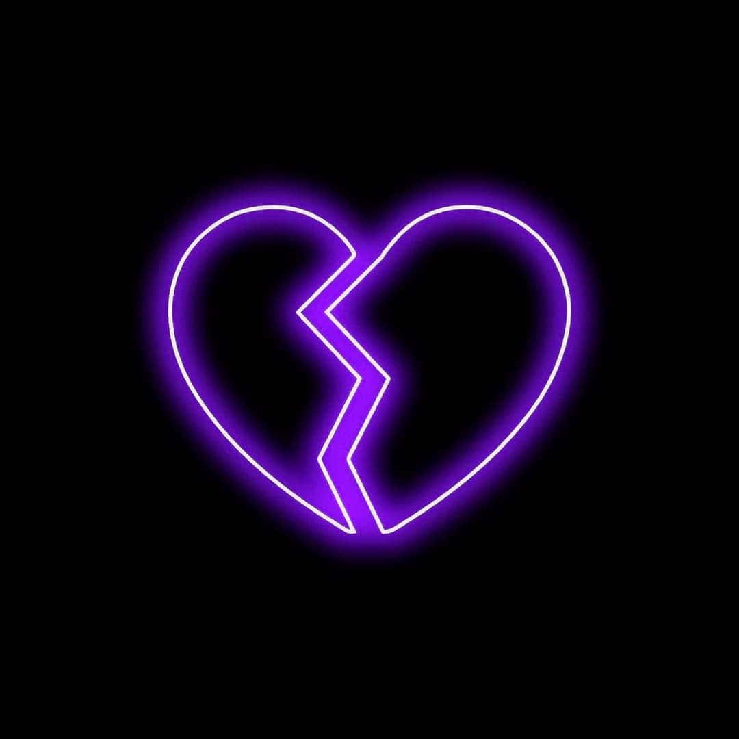 Et knust hjerte neon ikon på en sort baggrund.