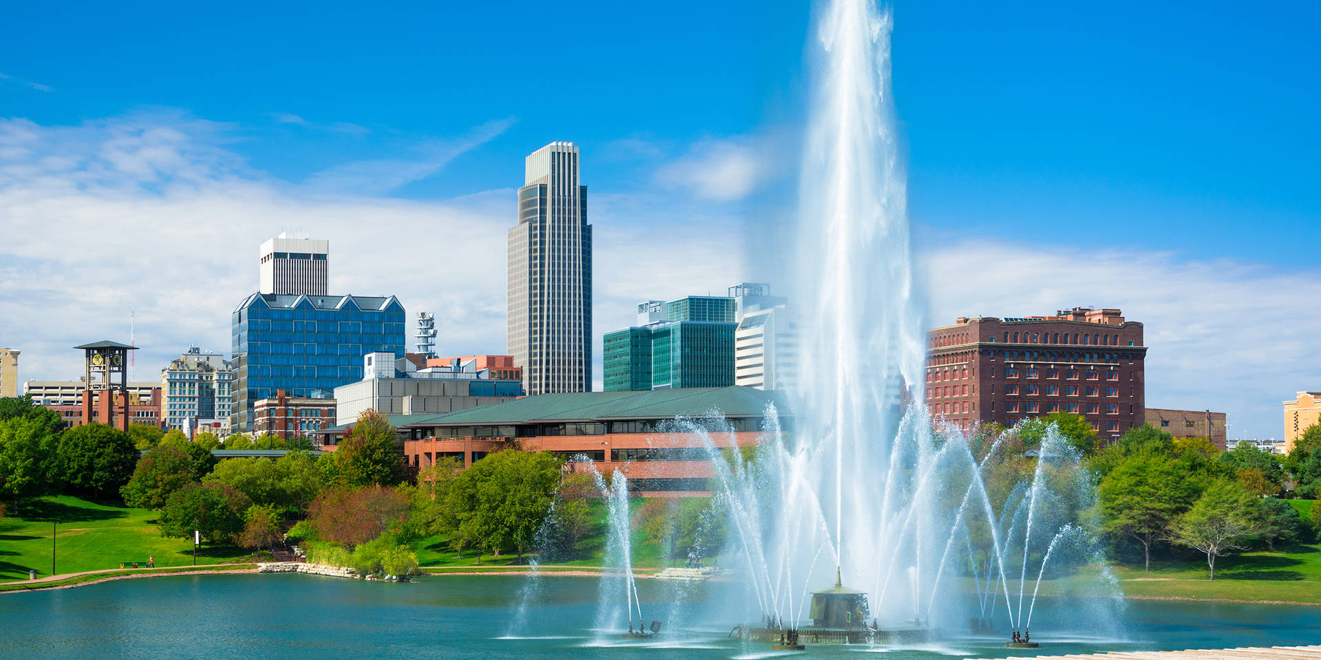 Captivating view of the Heartland of America Park Fountain in Omaha Wallpaper