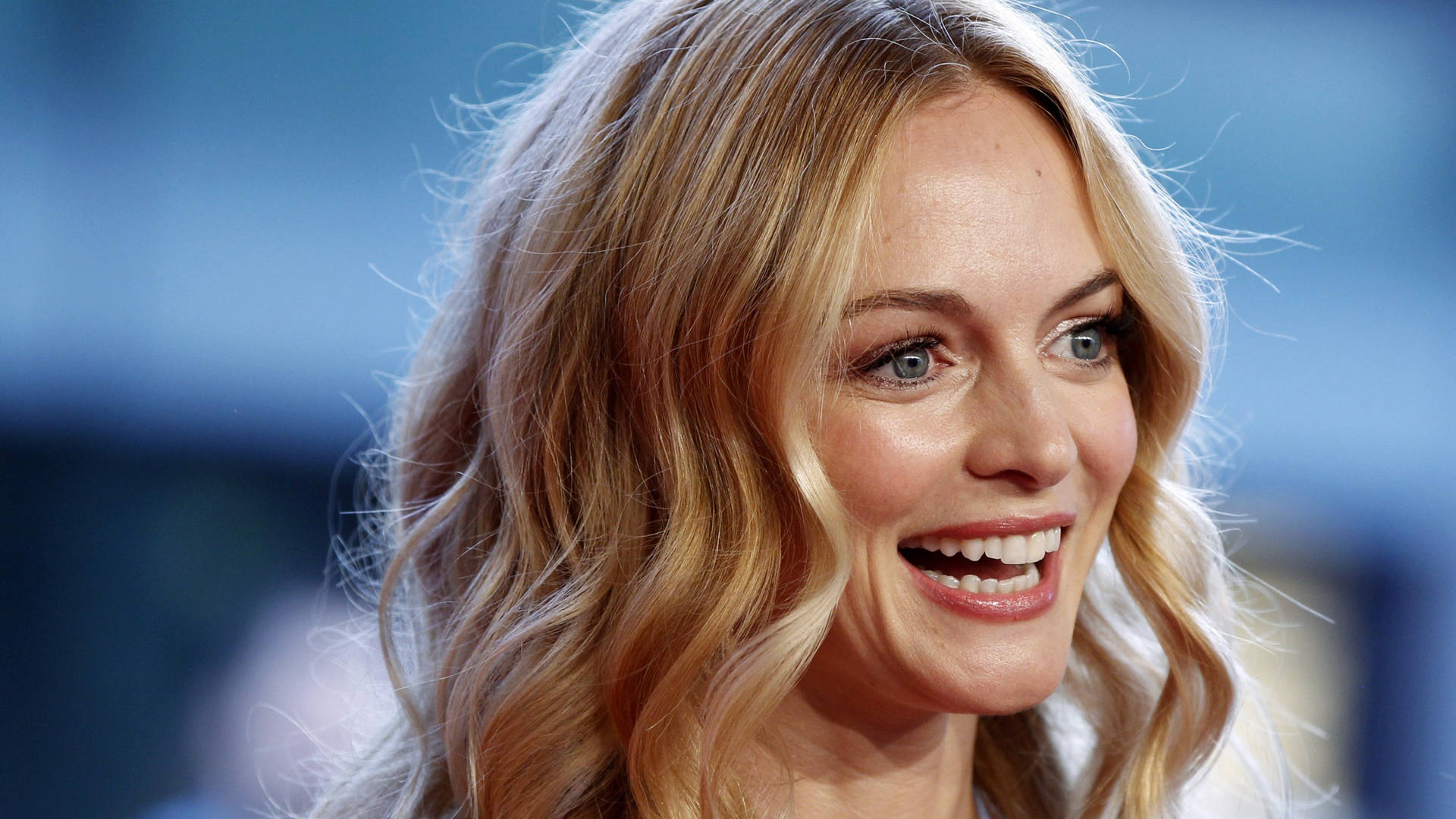 Heather Graham Happy Smile Side Profile Photography Wallpaper