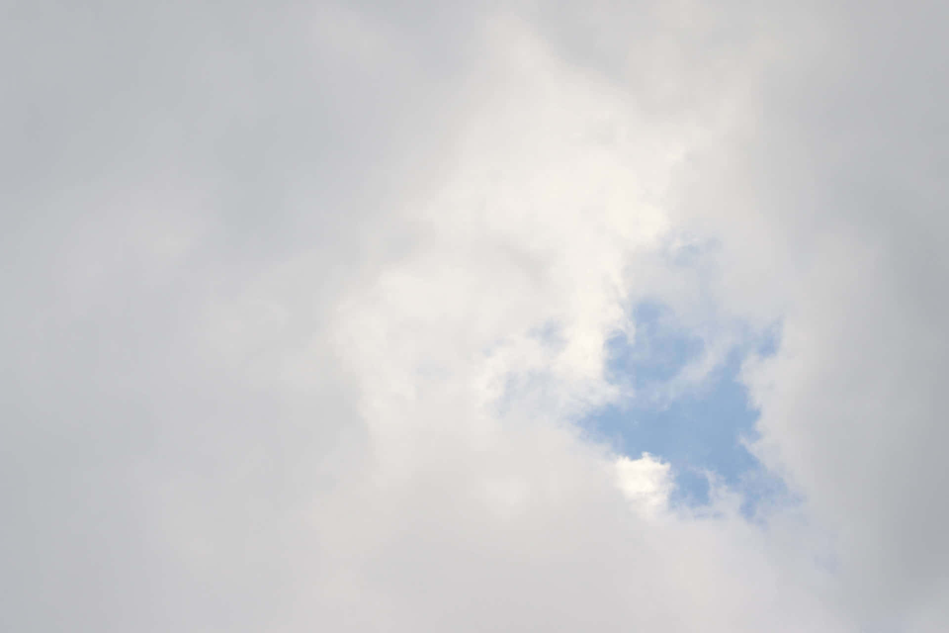 Fondode Pantalla Minimalista De Nubes En El Cielo.
