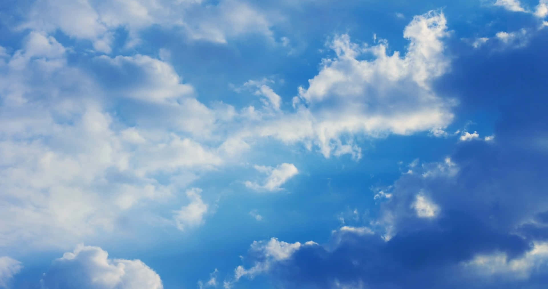 Uncielo Azzurro Con Nuvole E Un Aereo Che Vola Al Suo Interno